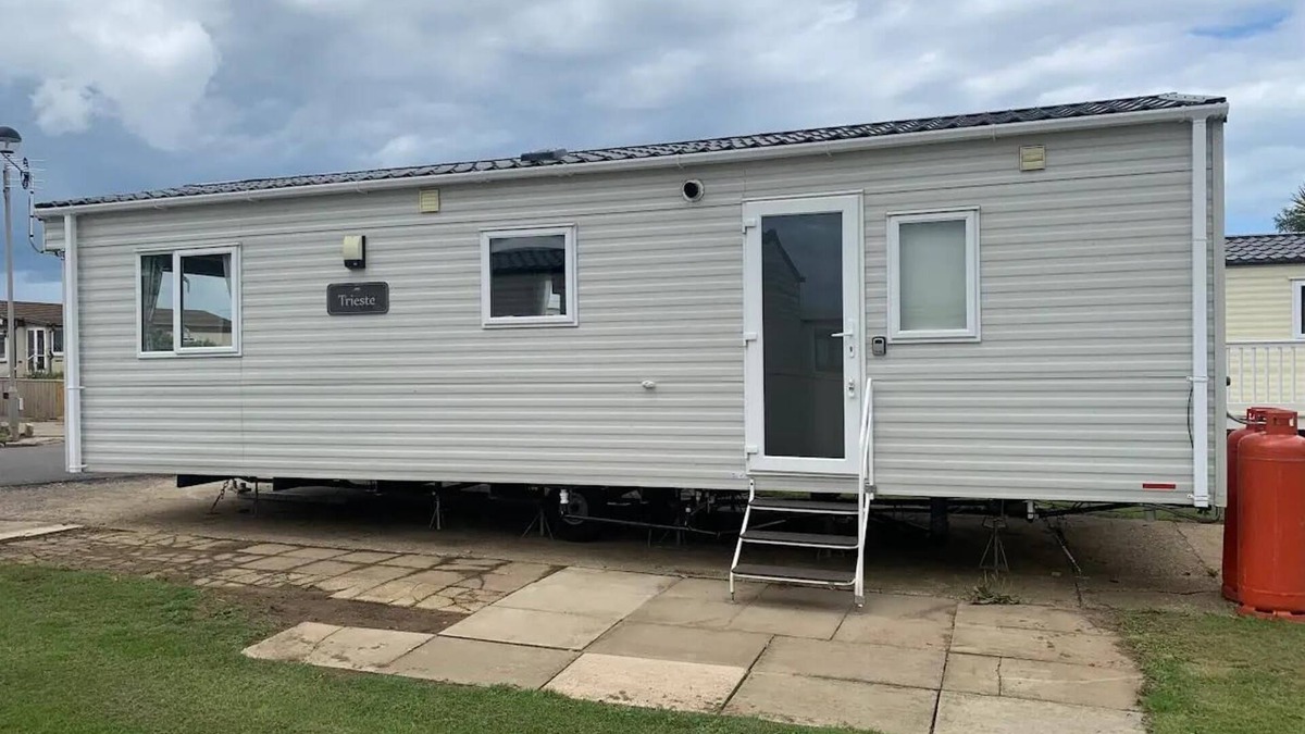Winestead House | Modern 6 berth caravan at Sand le Mere Park, Yorkshire ref 71002D