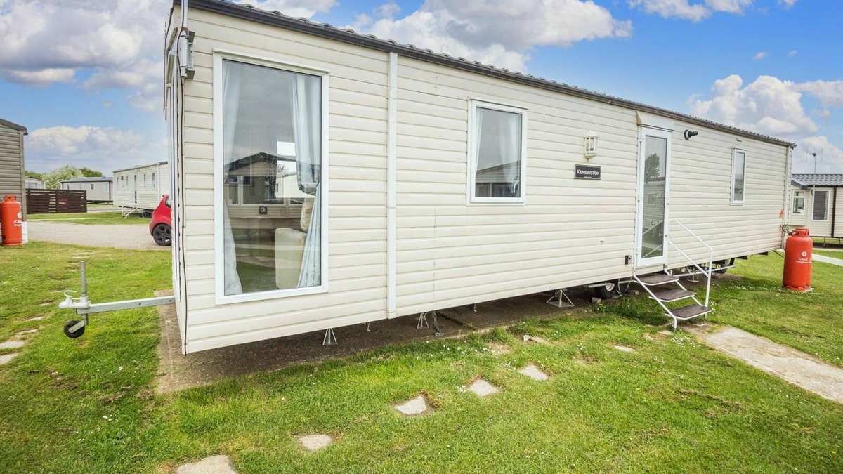 Clacton-on-Sea House | Modern 6 berth caravan at Highfield Grange near Clacton-on-Sea ref 26302E