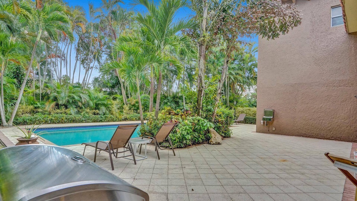 Survey Creek Villa | Modern 6BR Villa Resort Style Pool on Golf Course