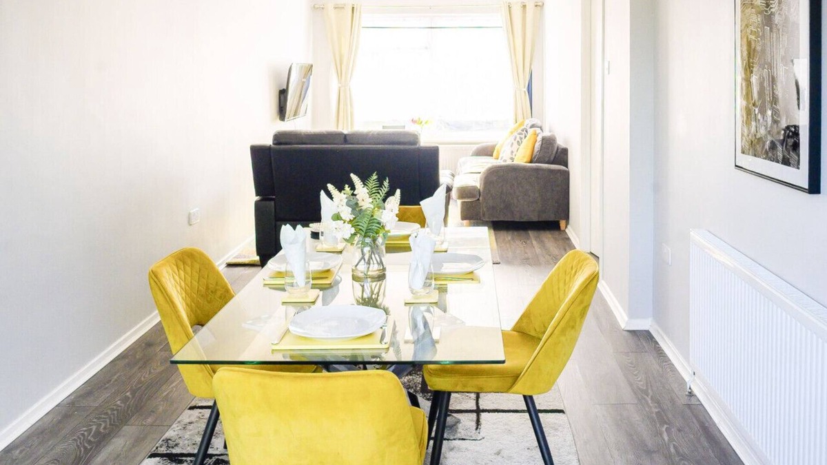 Abbey Wood House | Modern Abbeywood home with garden & parking