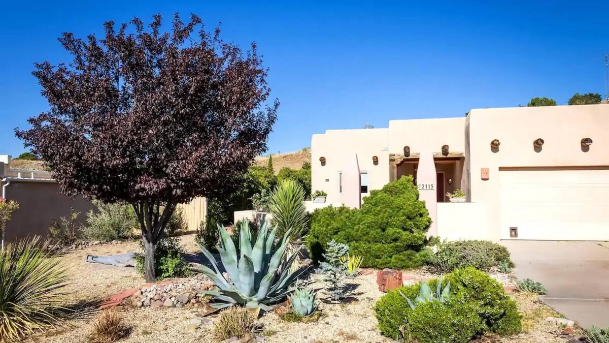 Tyrone House | Modern Adobe close to Downtown