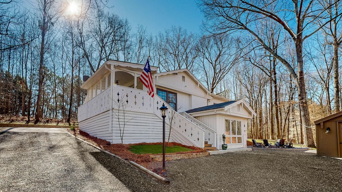 Buford Cabin | Modern adventure cabin with firepit, large balcony, games, & AC - dog-friendly