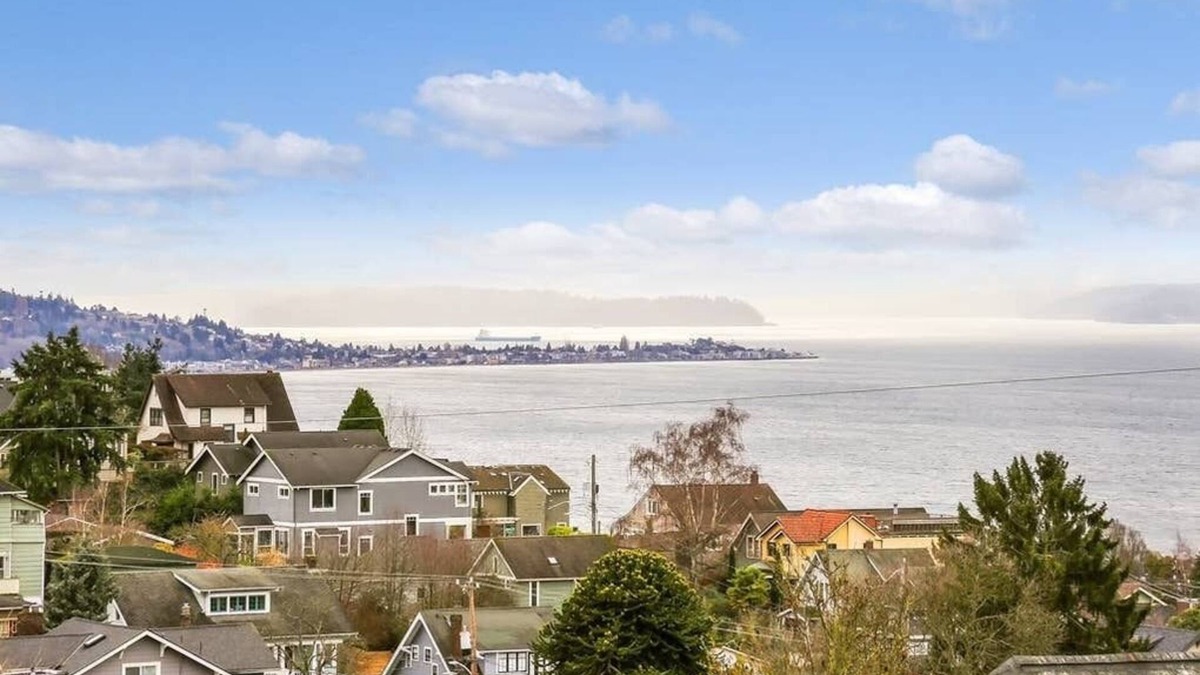 Queen Anne Apartment | Modern, airy and bright, this private apartment sits on the top of Queen Anne hill.