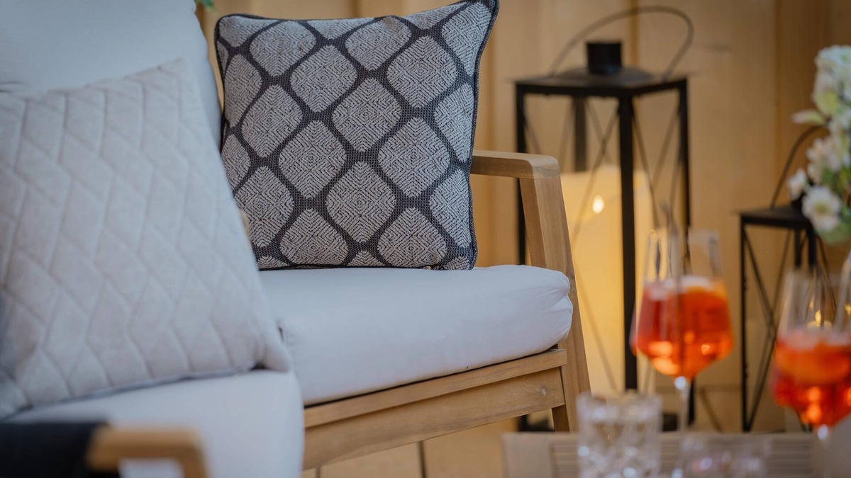 Strobl Apartment | Modern alpine retreat for 2 people - the schwalbenNEST at Arnestgut