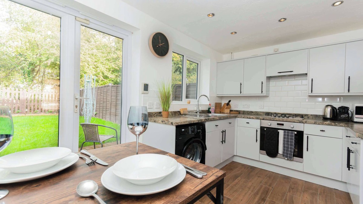 Swindon House | Modern and Bright 3 Bed Swindon Home with Parking