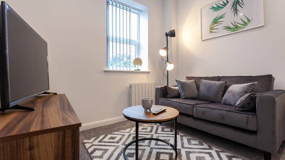 Bolton Apartment | Modern and Chic 1BR Apartment in Bolton