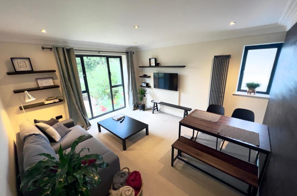 Hampton Wick Apartment | Modern and cozy 2-guest flat with gated parking