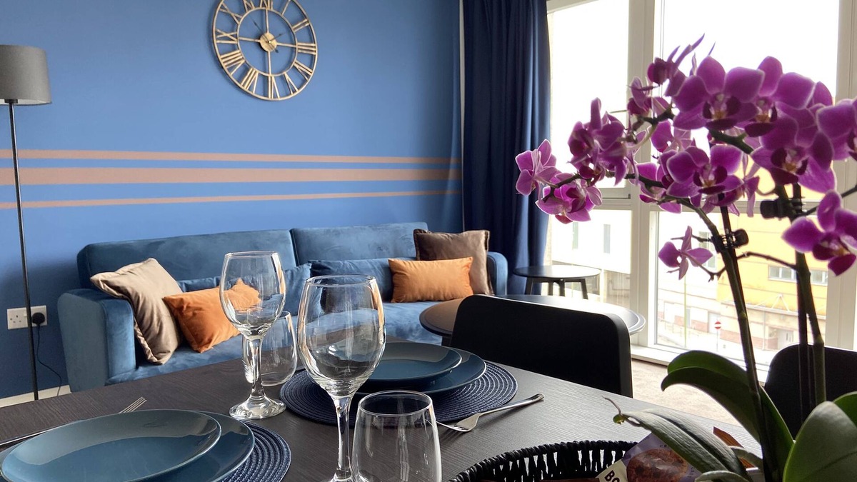 Hemel Hempstead Apartment | Modern and Comfortable 2-bed 2-bath Apartment Your Perfect Business Suite