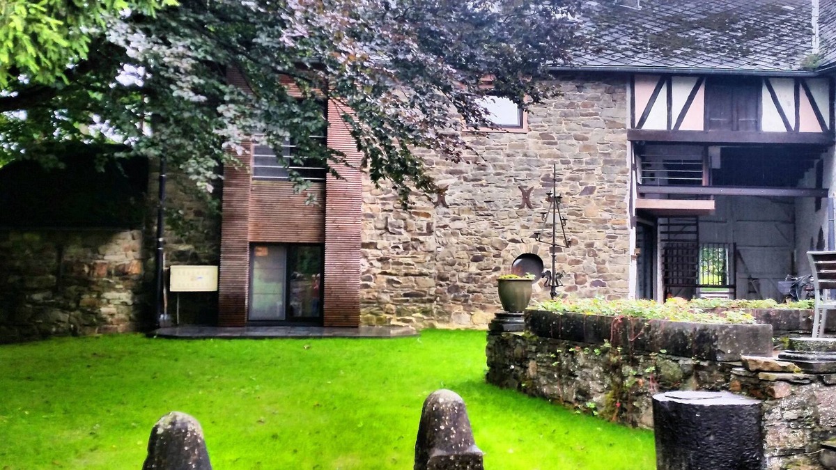 Robertville Villa | Modern and comfortably furnished apartment in a former coach house