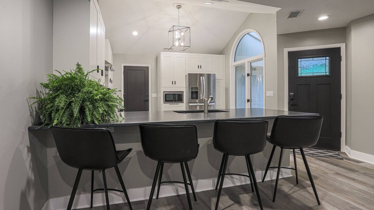 Council Bluffs House | Modern and comfy! Close to downtown Omaha(Berkshire, Graduation, zoo & more)