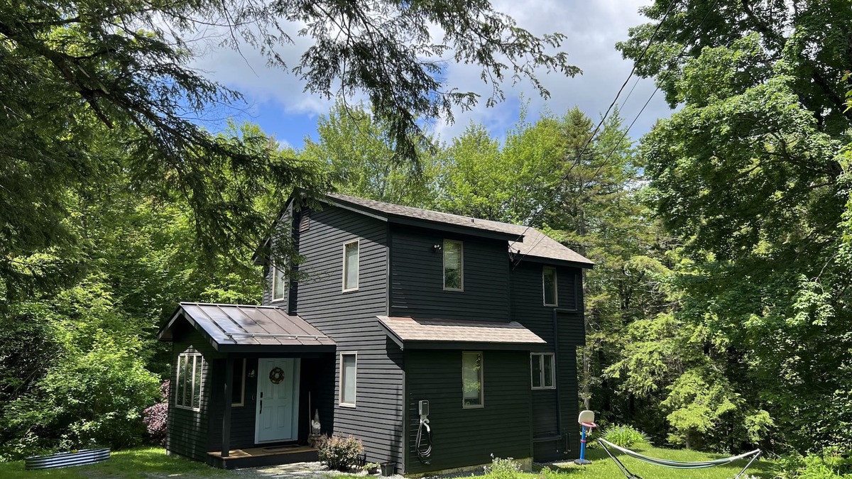 Jamaica Cabin | Modern and Cozy retreat minutes from Stratton mt.