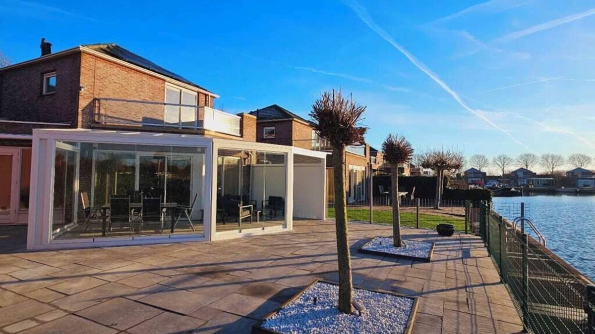 Oude-Tonge House | Modern and fully furnished detached dike house. This dike house is suitable for 6 people and has a c