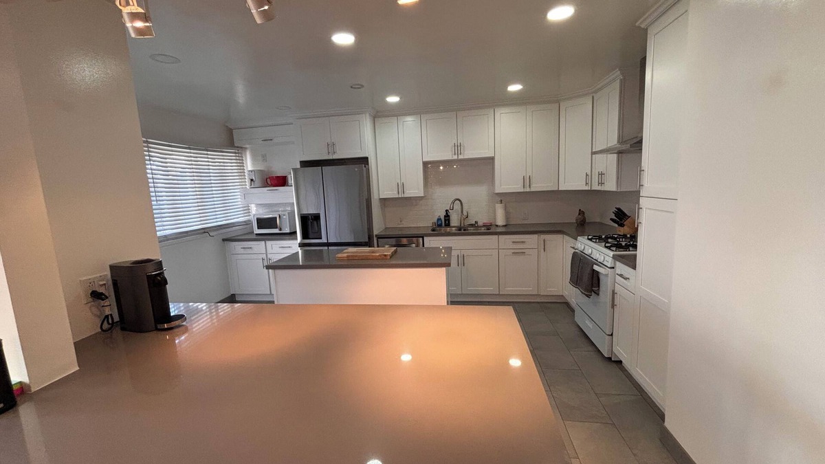 South Arroyo Apartment | Modern and Spacious Urban Retreat in Pasadena: 2 bd + 2 ba apartment with office