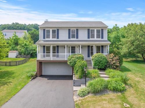 Cranberry Township House | Modern and Stylish 5 Bedroom Home in Cranberry/Pittsburg