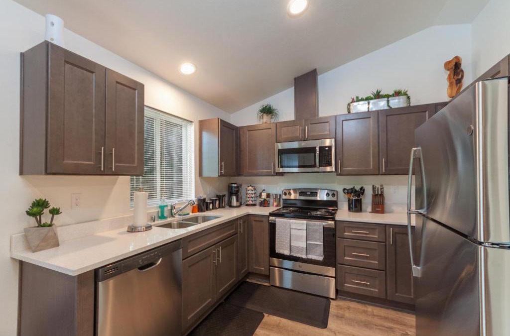 Spokane Valley Apartment | Modern and Stylish KING bed Wifi FREE Parking