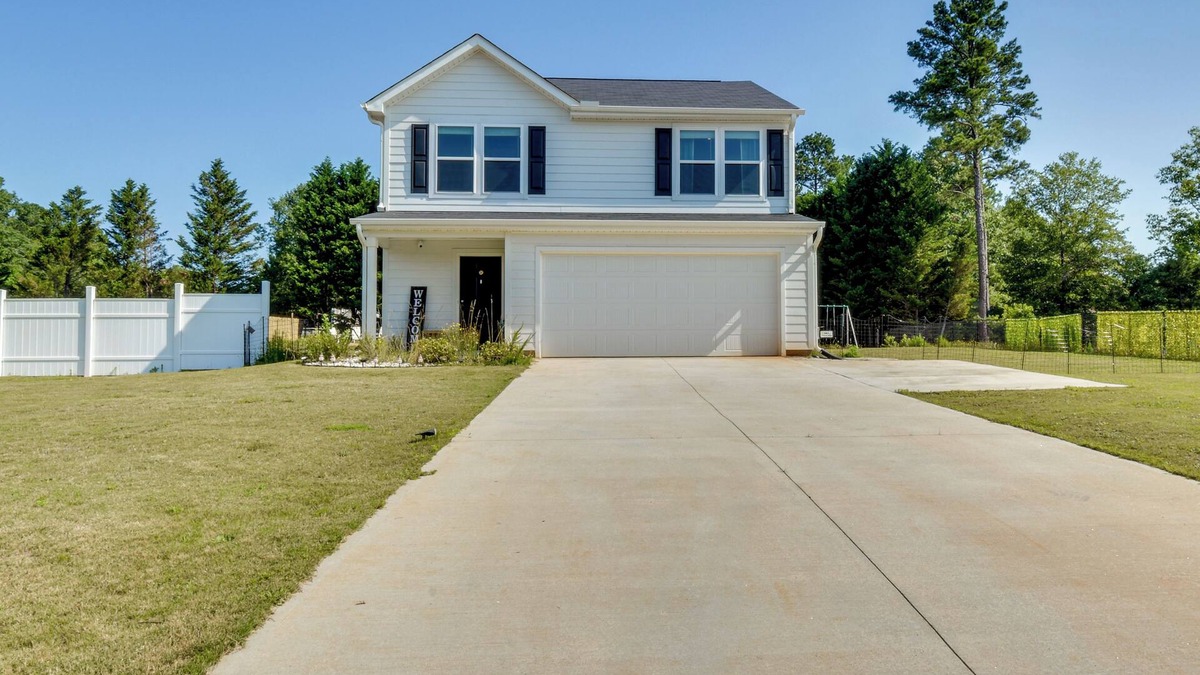 Anderson House | Modern Anderson Home w/Fire Pit & Grill