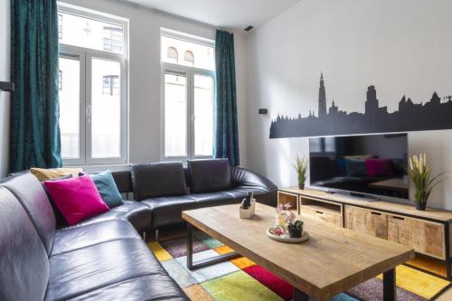 Amandus - Atheneum Apartment | Modern Antwerp Getaway App - Heart d Anvers