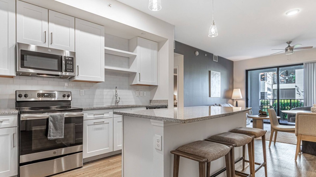 Diplomat Apartment | Modern Apartment in Prime Location (ID8711X57)