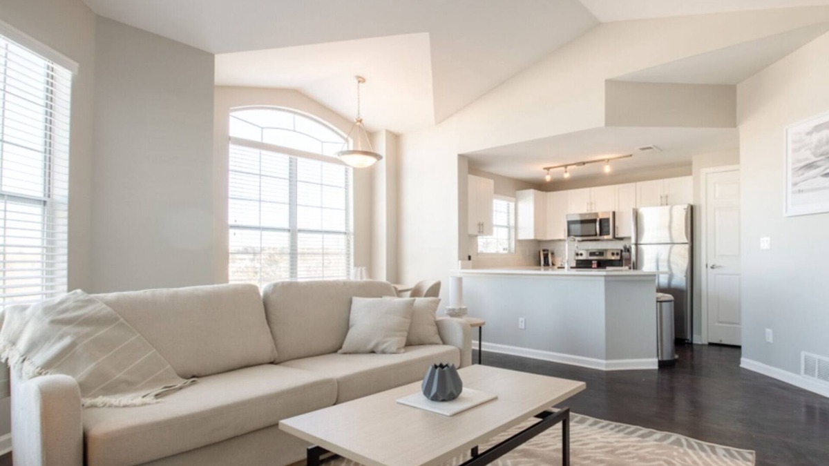 Westridge Apartment | Modern Apartment in Prime Location (ID8406X40)