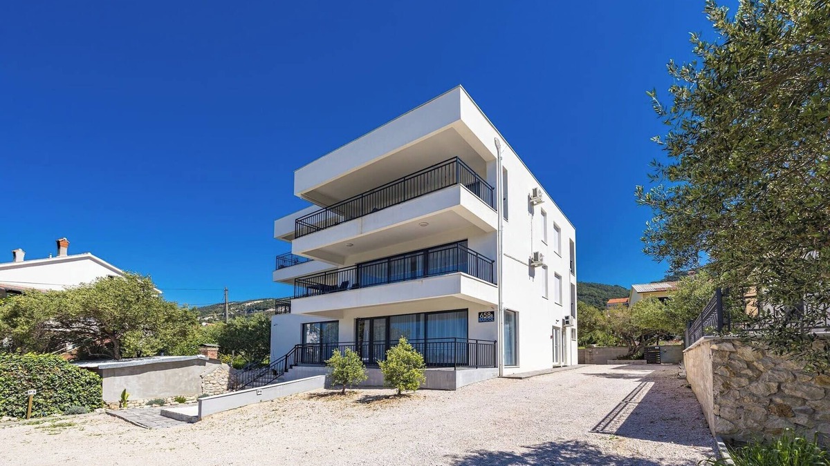 Banjol Apartment | Modern apartment, 300m from the beach