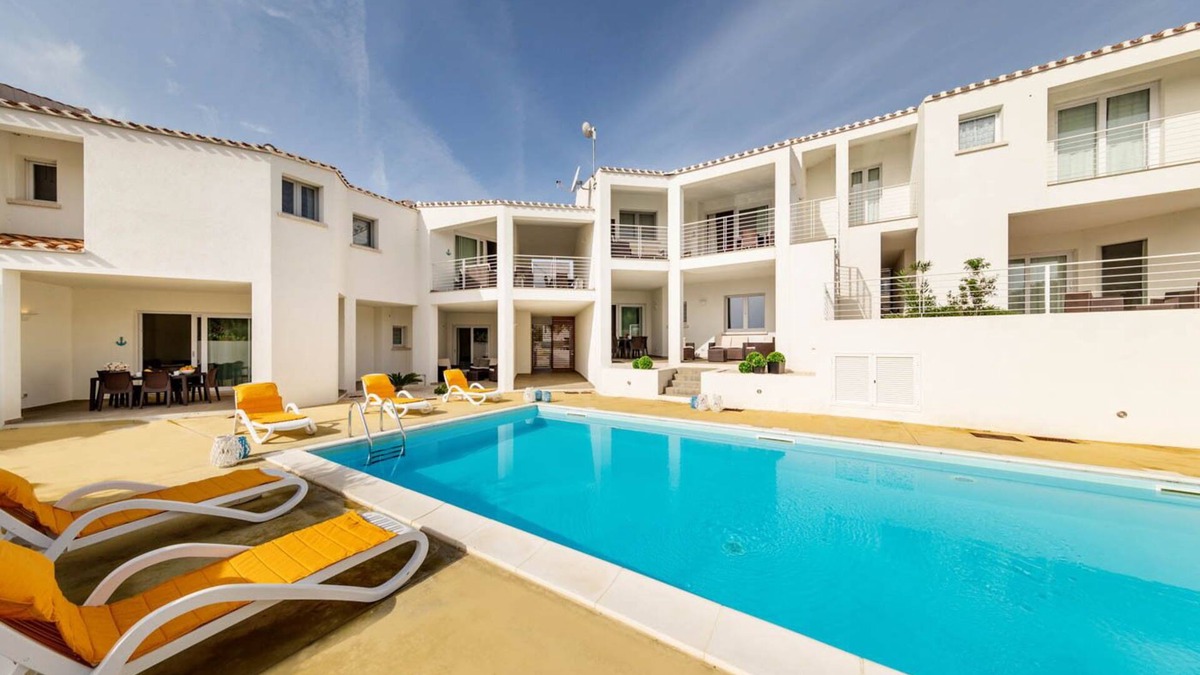 Monte Petrosu Apartment | modern apartment 5 min from the sea with swimming pool, air conditioning and wi-fi