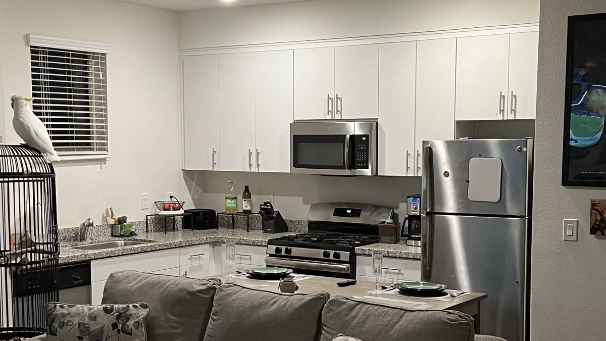 River Oaks Apartment | Modern apartment close to vineyards and downtown