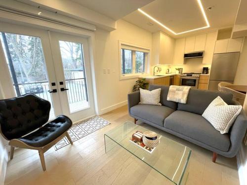 Upper Beaches Apartment | Modern Apartment Close To The Beach with Parking