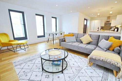 Worthing Apartment | Modern Apartment for Contractors & Small Groups by Stones Throw Apartments - Free Parking - Sea View