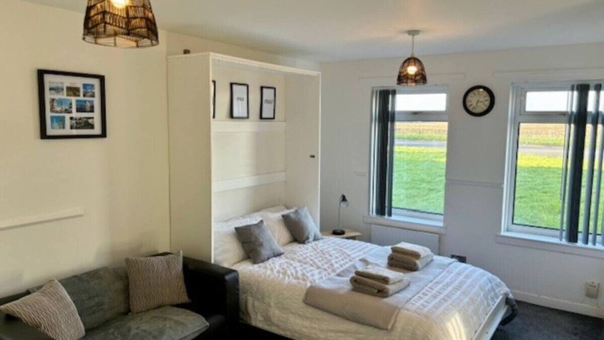 Airth Apartment | Modern apartment in Stenhousemuir
