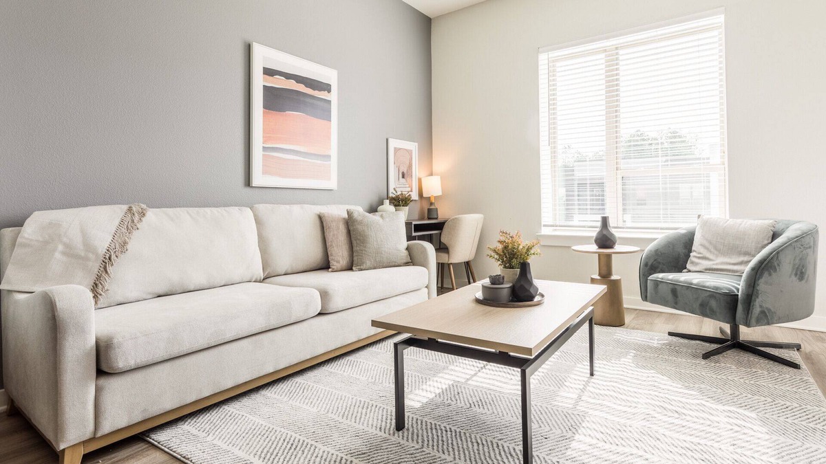 Southside Apartment | Modern Apartment in Prime Location (ID3827X51)