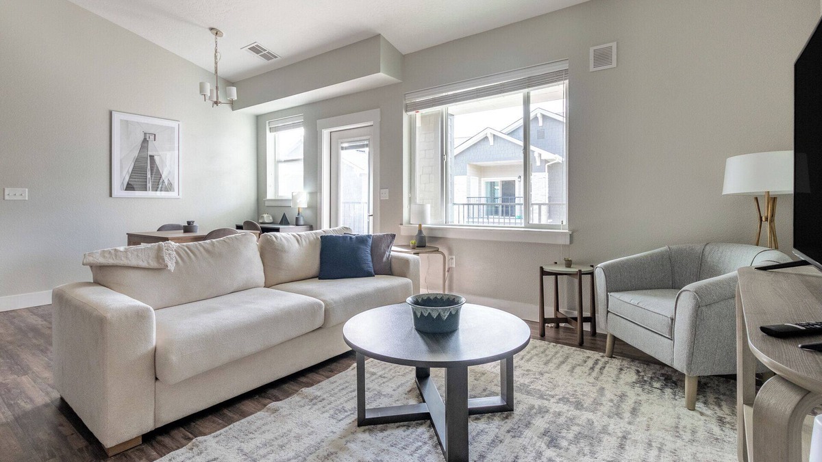 Meridian Apartment | Modern Apartment in Prime Location (ID7239X45)