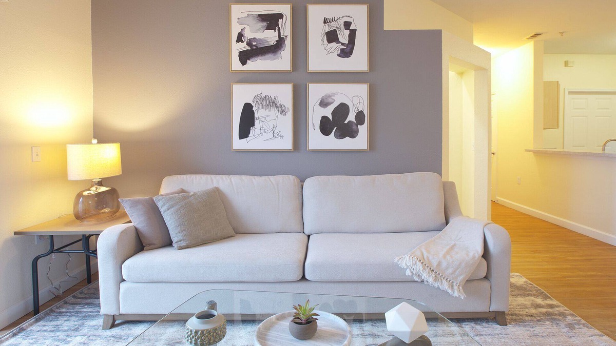 Holland Apartment | Modern Apartment in Prime Location (ID7986X22)