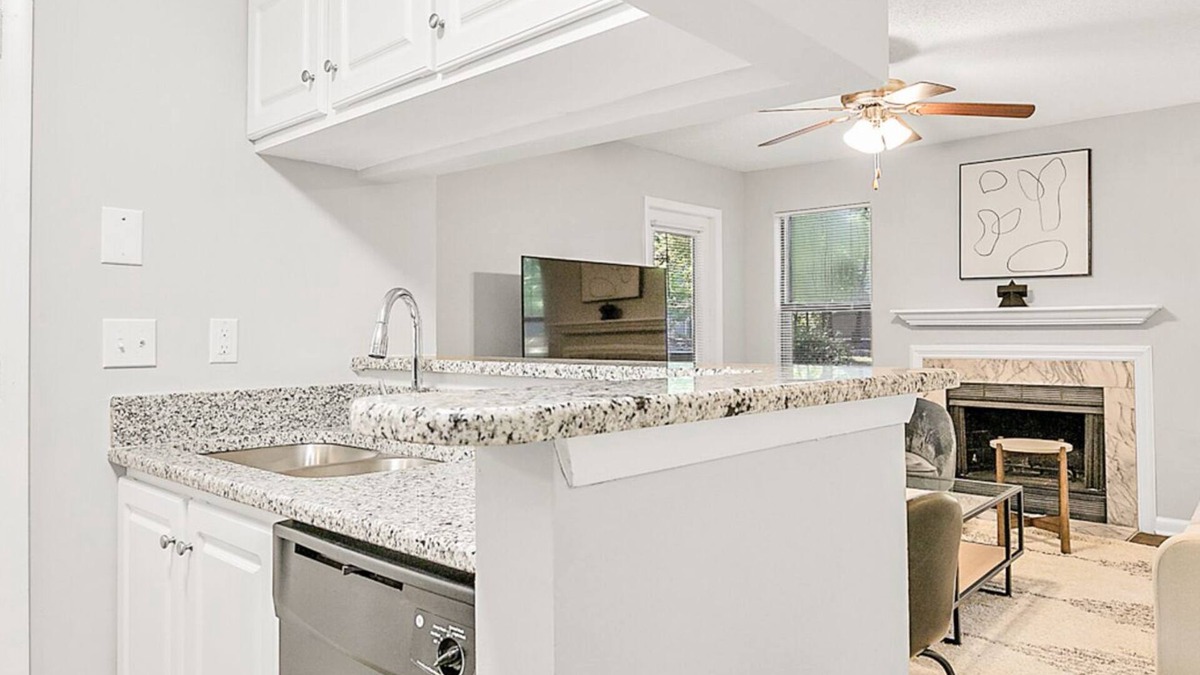 New Irving Park Apartment | Modern Apartment in Prime Location (ID6735X37)