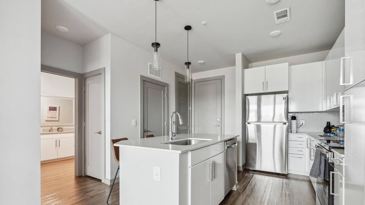 River District Apartment | Modern Apartment in Prime Location (ID6832X09)