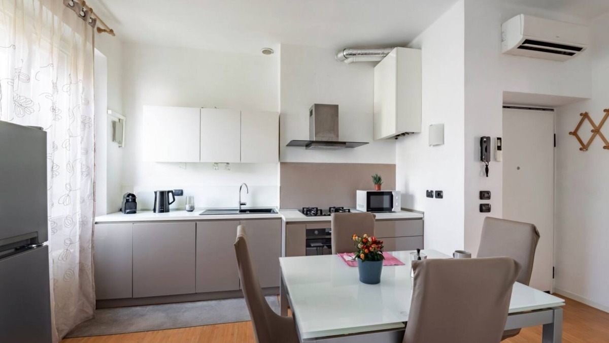 Sud-Est Apartment | Modern apartment of 70 sqm located on the second floor (stairs to access), can accommodate up to 5 people.The accommodation is located a few steps from the city center of Verona, just 19 min walk from the University of Verona. The area is served by all m