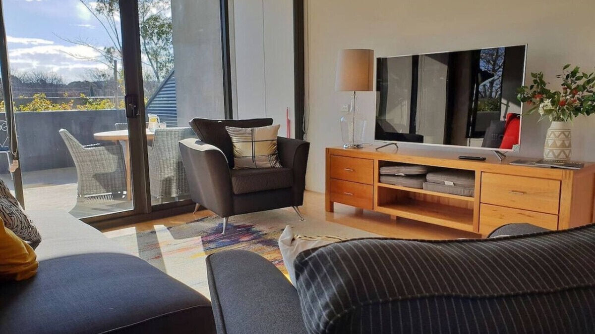 Lyneham Apartment | Modern Apartment - Prime Location with Heated Pool