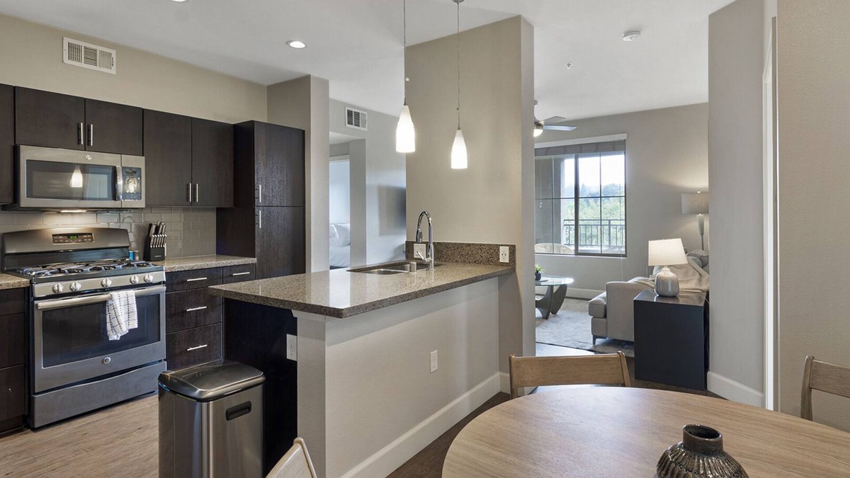 Mission Viejo Apartment | Modern Apartment in Prime Location (ID4415X85)