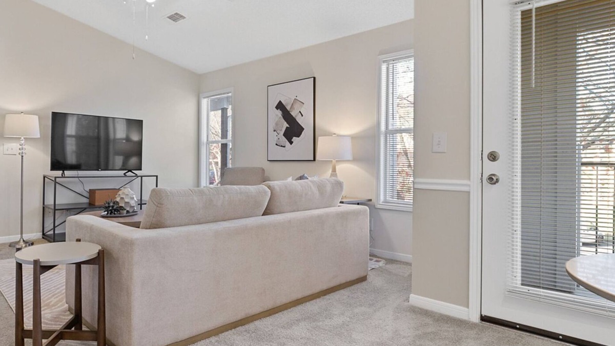 Winston - Salem Apartment | Modern Apartment in Prime Location (ID7350X50)