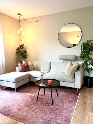 Sinsen Apartment | Modern apartment with a balcony and free parking