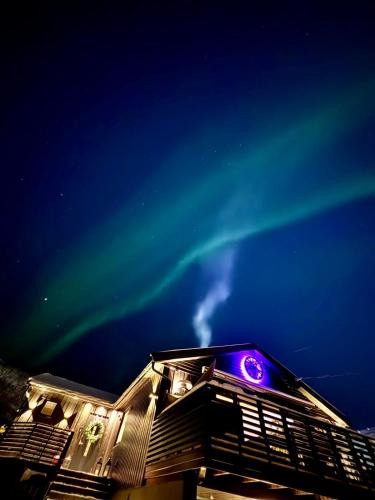 Krokelvdalen Apartment | Modern Apartment with Aurora & Midnight Sun Views, Close to Snow Dome, ski slopes Store & Bus Stop, Free Parking