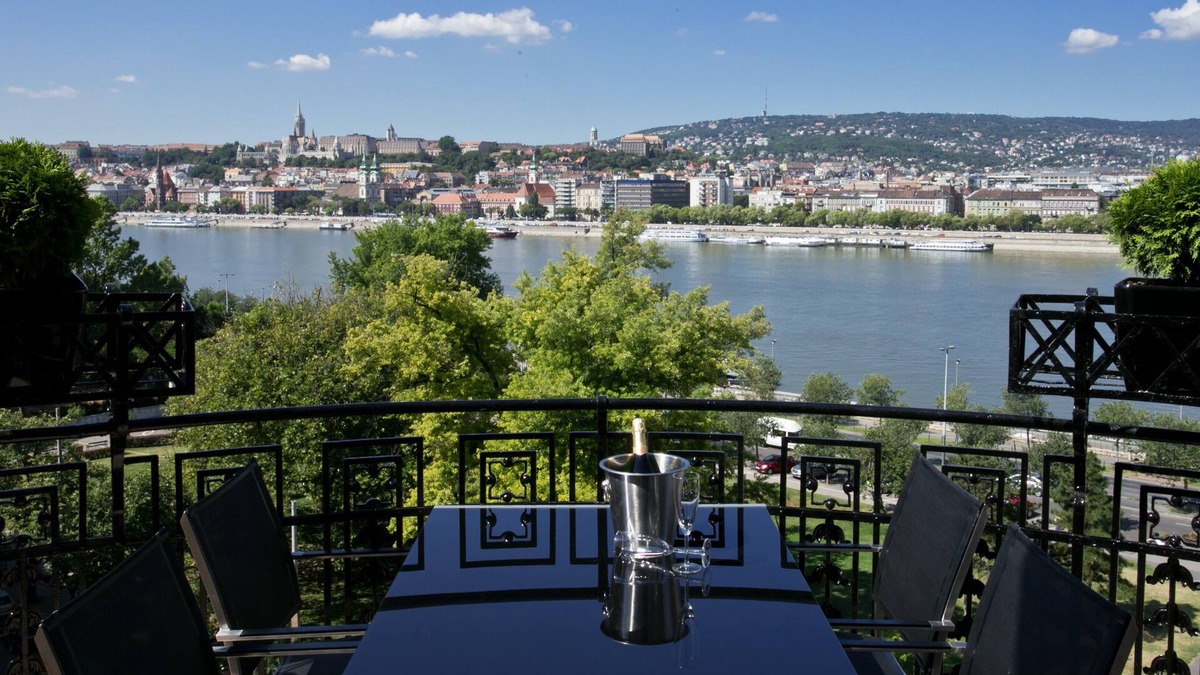 Belvaros - Lipotvaros Apartment | Modern apartment with a breathtaking view of the Danube and the mountains