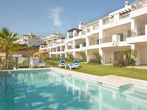 Ojen Apartment | Modern Apartment with Pool