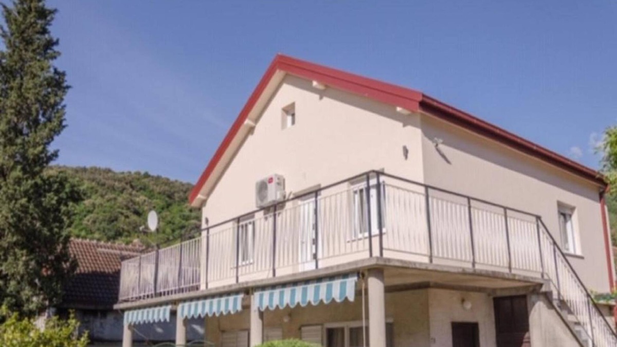 Kamenari Apartment | Modern Apartment With Terrace in Herceg Novi