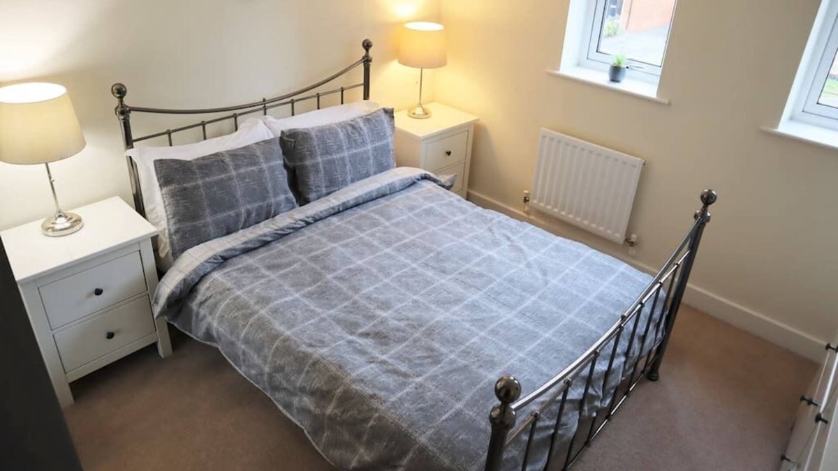 Epsom Apartment | ⭐Modern Apt in Epsom-Self Check in & Free Parking