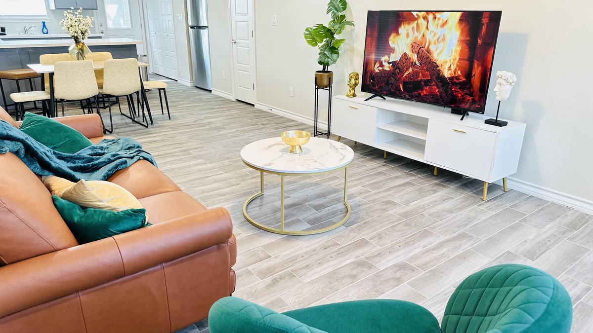 Brownsville Condo | Modern apt/King bed/Free parking/Wi-fi