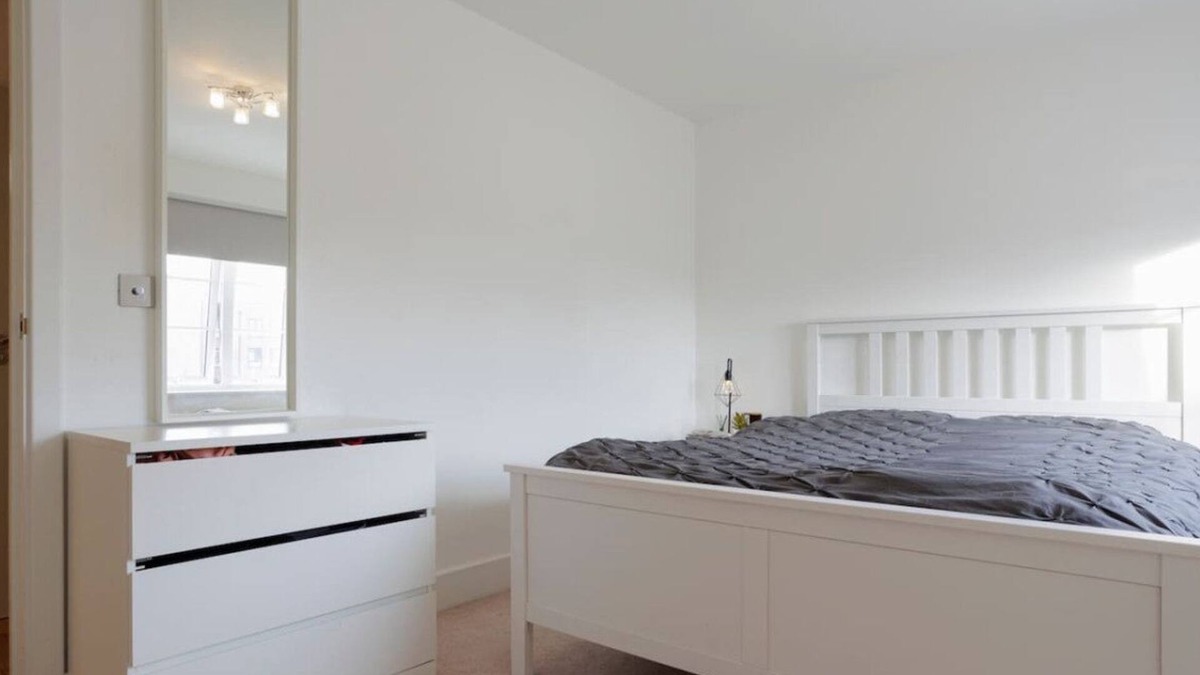 Grove Apartment | Modern Apt next to Station near Hampton Court