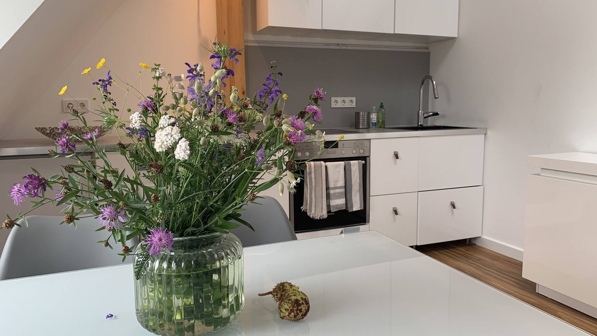 Munchen District House | Modern Apt sleeps 5, direct train to Oktberfest!