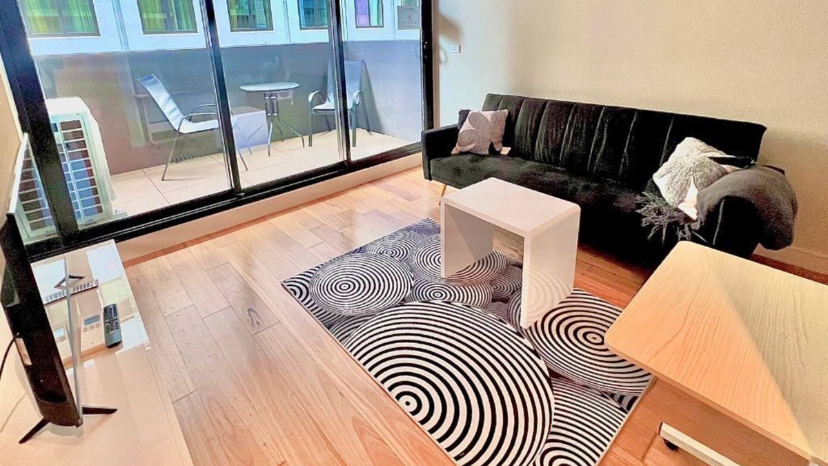 North Melbourne Apartment | Modern Apt with Pool+Sauna & Gym