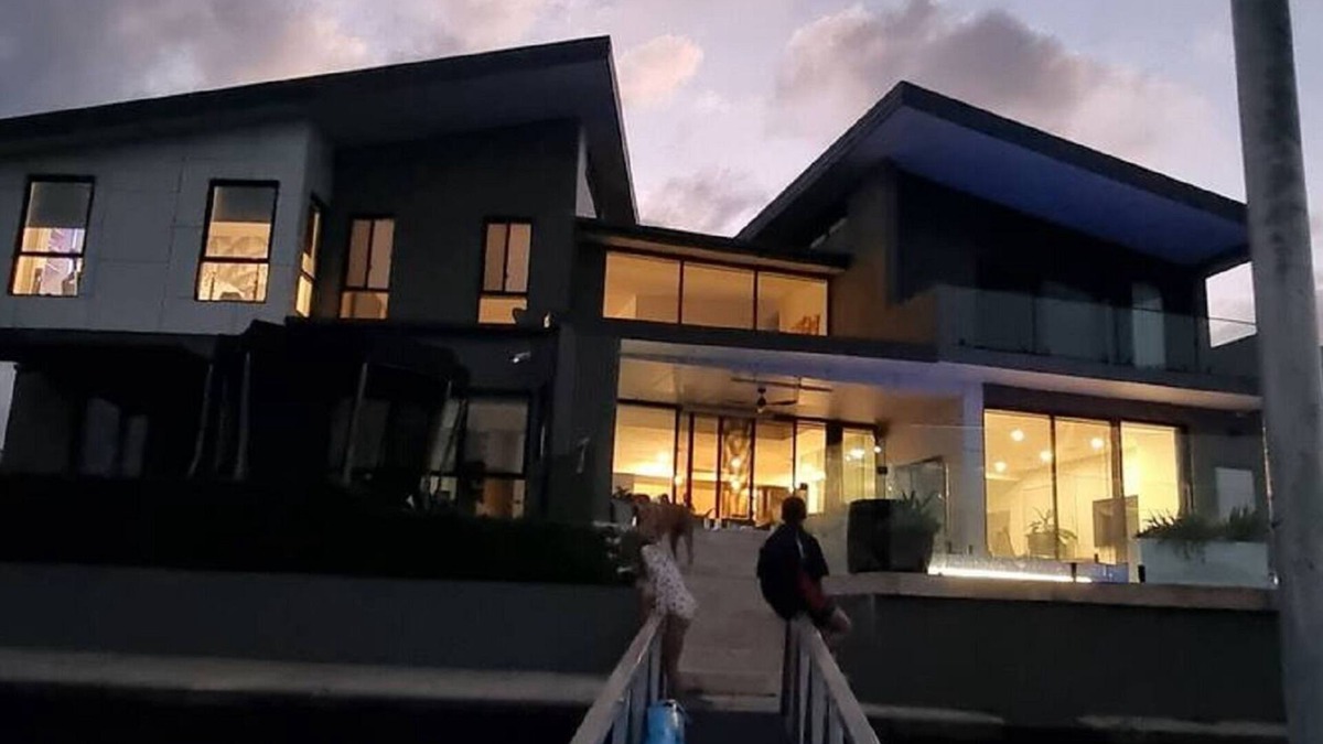 Currumbin Waters House | Modern architecturally designed creek frontage property n