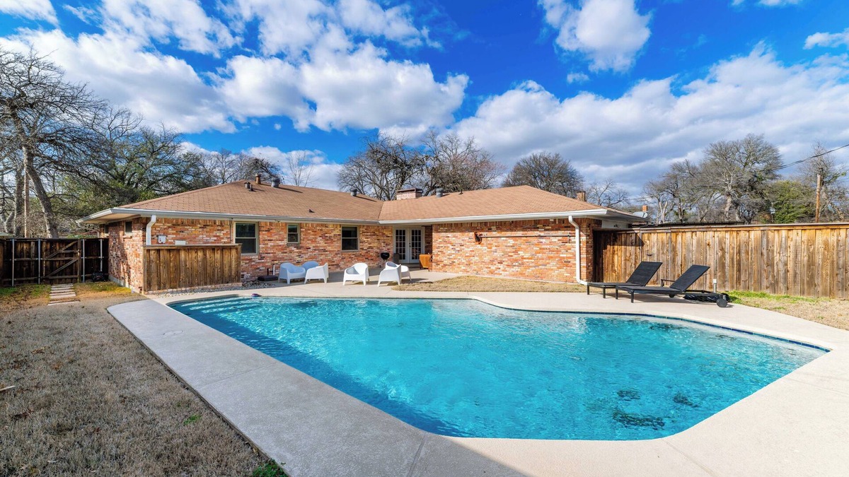 Buckner Terrace - Everglade Park House | Modern Art House: 3-Bedroom Home Private Pool!
